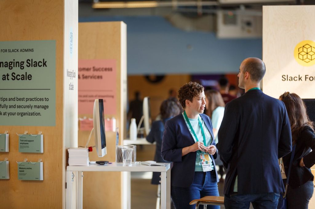 Attendees mingle and chat at the in-person Slack Frontiers 2019